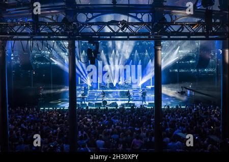 Mumford und Sons treten im Rahmen des Apple Music Festivals 2015 im Roundhouse, Camden, London, live auf. Stockfoto