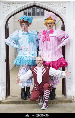 Matthew Kelly und Matthew Rixon als hässliche Schwestern und Chris Jarvis als Knöpfe bei der Cinderella-Pressekonferenz im Richmond Theatre im Strawberry Hill House in Twickenham, London Stockfoto