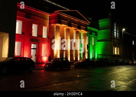 Chorlton an der Fassade des Medlock Town Hall am Standort der Manchester Metropolitan University. Korridor des lichtbeleuchteten Gebäudes. Stockfoto