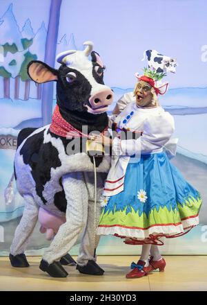 Clive Rowe (Dame Daisy Trott) auf der Bühne während des Fotoanrufs von Jack and the Beanstalk im Hackney Empire - London Stockfoto