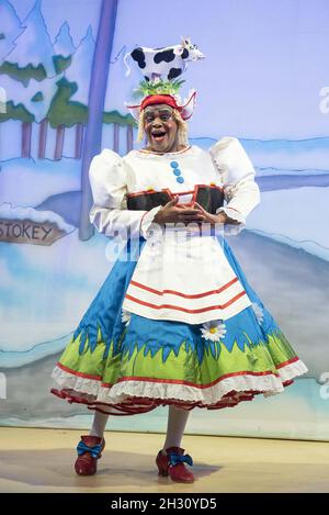 Clive Rowe (Dame Daisy Trott) auf der Bühne während des Fotoanrufs von Jack and the Beanstalk im Hackney Empire - London Stockfoto