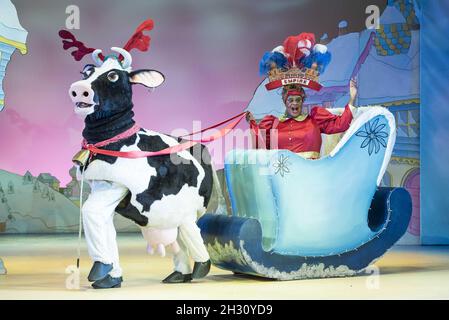 Clive Rowe (Dame Daisy Trott) auf der Bühne während des Fotoanrufs von Jack and the Beanstalk im Hackney Empire - London Stockfoto