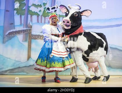 Clive Rowe (Dame Daisy Trott) auf der Bühne während des Fotoanrufs von Jack and the Beanstalk im Hackney Empire - London Stockfoto