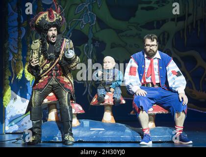 Marcus Brigstocke (Hook), Verne Troyer (Lofty the Pirate) und Jarred Christmas (Smee) bei der Generalprobe von Peter Pan im New Wimbledon Theatre, Wimbledon - London Stockfoto