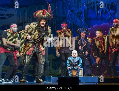 Marcus Brigstocke (Hook), Verne Troyer (Lofty the Pirate) und Mitglieder von Flawless bei der Generalprobe von Peter Pan im New Wimbledon Theatre, Wimbledon - London Stockfoto