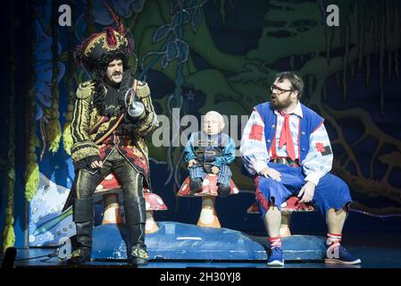 Marcus Brigstocke (Hook), Verne Troyer (Lofty the Pirate) und Jarred Christmas (Smee) bei der Generalprobe von Peter Pan im New Wimbledon Theatre, Wimbledon - London Stockfoto