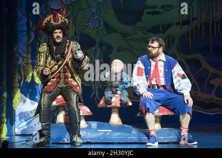 Marcus Brigstocke (Hook), Verne Troyer (Lofty the Pirate) und Jarred Christmas (Smee) bei der Generalprobe von Peter Pan im New Wimbledon Theatre, Wimbledon - London Stockfoto