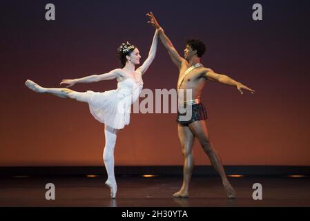 Carlos Acosta und Marianela Nunez führen Diana und Acteon von Aggripina Vaganova im Rahmen des Carlos acost Classical Selections im London Coliseum in der St Martin's Lane, London, auf. Stockfoto