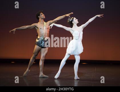 Carlos Acosta und Marianela Nunez führen Diana und Acteon von Aggripina Vaganova im Rahmen des Carlos acost Classical Selections im London Coliseum in der St Martin's Lane, London, auf. Stockfoto