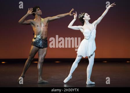 Carlos Acosta und Marianela Nunez führen Diana und Acteon von Aggripina Vaganova im Rahmen des Carlos acost Classical Selections im London Coliseum in der St Martin's Lane, London, auf. Stockfoto