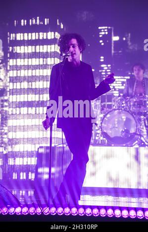 Matthew Healy von den 1975 spielt live auf der Bühne der O2 Academy in Brixton in London Stockfoto