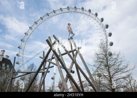 Tim Shieff führt Parkour im Mowgli-Stil während einer Fotowand vor dem Parlament auf. Parkour Pro Tim wird auf der Southbank Meisterkurse durchführen, die von Mowgli inspiriert sind, um die Einführung von The Jungle Book, Jubillee Gardens, Southbank - London zu feiern Stockfoto