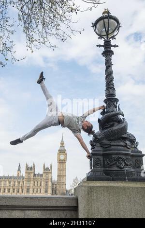 Tim Shieff führt Parkour im Mowgli-Stil während einer Fotowand vor dem Parlament auf. Parkour Pro Tim wird auf der Southbank Meisterkurse durchführen, die von Mowgli inspiriert sind, um die Einführung von The Jungle Book, Jubillee Gardens, Southbank - London zu feiern Stockfoto