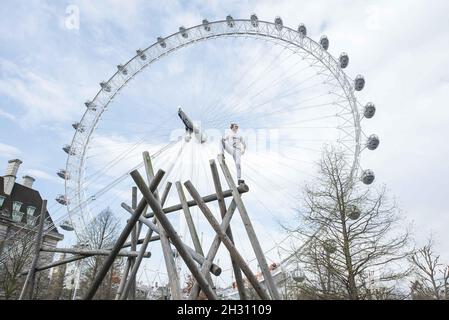 Tim Shieff führt Parkour im Mowgli-Stil während einer Fotowand vor dem Parlament auf. Parkour Pro Tim wird auf der Southbank Meisterkurse durchführen, die von Mowgli inspiriert sind, um die Einführung von The Jungle Book, Jubillee Gardens, Southbank - London zu feiern Stockfoto