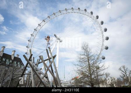 Tim Shieff führt Parkour im Mowgli-Stil während einer Fotowand vor dem Parlament auf. Parkour Pro Tim wird auf der Southbank Meisterkurse durchführen, die von Mowgli inspiriert sind, um die Einführung von The Jungle Book, Jubillee Gardens, Southbank - London zu feiern Stockfoto