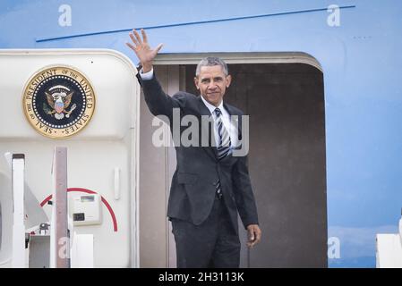 US-Präsident Barack Obama winkt, als er nach seinem Besuch in Großbritannien vom Flughafen London-Stansted abreist. Stockfoto