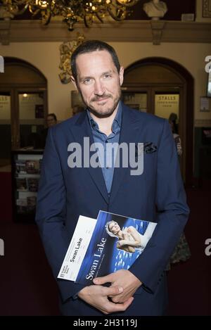 Bertie Carvel nimmt an der Swan Lake Press Night des English National Ballet in der Royal Albert Hall, London, Teil Stockfoto