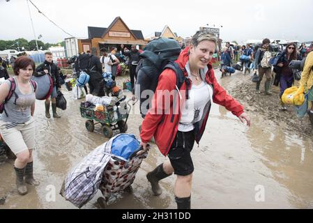 Festivalbesucher kommen vor Ort beim Glastonbury Festival 2016, Worthy Farm - Somerset an Stockfoto