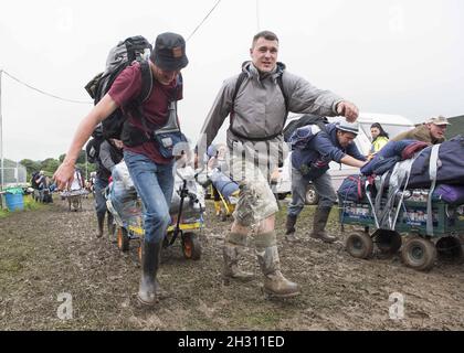 Festivalbesucher kommen vor Ort beim Glastonbury Festival 2016, Worthy Farm - Somerset an Stockfoto