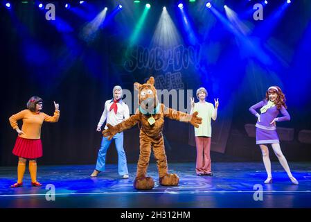 Rebecca Withers (Velma), Chris Warner Drake (Fred), Joe Goldie (Scooby-Doo), Charlie Haskins (Shaggy) und Charlie Bull (Daphne) auf der Bühne während des Scooby-Doo Live! Musical Mysteries Fotozelle im Londoner Palladium, London. Stockfoto