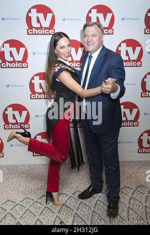 Ed Balls und Katya Jones kommen bei den TV Choice Awards 2016 im Dorchester Hotel, London an. Bilddatum: Montag, 5th. September 2016. Bildnachweis sollte lesen: David Jensen/EMPICS Entertainment Stockfoto