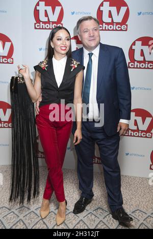 Ed Balls und Katya Jones kommen bei den TV Choice Awards 2016 im Dorchester Hotel, London an. Bilddatum: Montag, 5th. September 2016. Bildnachweis sollte lesen: David Jensen/EMPICS Entertainment Stockfoto