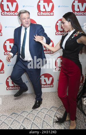 Ed Balls und Katya Jones kommen bei den TV Choice Awards 2016 im Dorchester Hotel, London an. Bilddatum: Montag, 5th. September 2016. Bildnachweis sollte lesen: David Jensen/EMPICS Entertainment Stockfoto