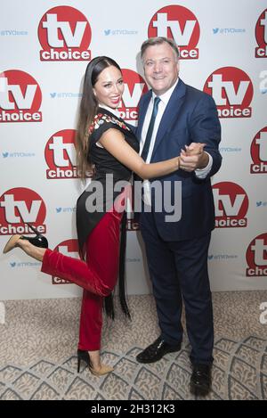 Ed Balls und Katya Jones kommen bei den TV Choice Awards 2016 im Dorchester Hotel, London an. Bilddatum: Montag, 5th. September 2016. Bildnachweis sollte lesen: David Jensen/EMPICS Entertainment Stockfoto