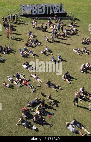 Luftaufnahme von Festivalbesuchern, die sich auf dem Space Port Rasen am 4. Tag des Festivals 2016, Robin Hill Country Park auf der Isle of Wight, entspannen. Wight.Bilddatum: Samstag, 10. September 2016. Bildnachweis sollte lauten: David Jensen/EMPICS Entertainment Stockfoto