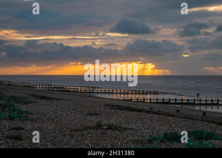 Herbstsonnenaufgang am Littlehampton Beach Stockfoto