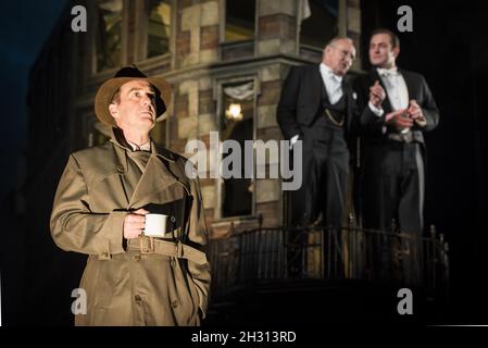 Liam Brennan (Inspector Goole), Clive Francis (Mr Birling) und Matthew Douglas (Gerald Croft) auf der Bühne während einer Generalprobe für Inspector Calls unter der Leitung von Stephen Daldry im Playhouse Theatre, London. Bilddatum: Freitag, 4. November 2016. Bildnachweis sollte lauten: DavidJensen/EMPICS Entertainment. Stockfoto