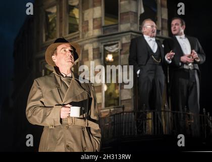 Liam Brennan (Inspector Goole), Clive Francis (Mr Birling) und Matthew Douglas (Gerald Croft) auf der Bühne während einer Generalprobe für Inspector Calls unter der Leitung von Stephen Daldry im Playhouse Theatre, London. Bilddatum: Freitag, 4. November 2016. Bildnachweis sollte lauten: DavidJensen/EMPICS Entertainment. Stockfoto