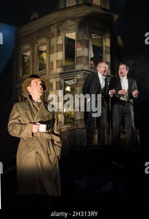 Liam Brennan (Inspector Goole), Clive Francis (Mr Birling) und Matthew Douglas (Gerald Croft) auf der Bühne während einer Generalprobe für Inspector Calls unter der Leitung von Stephen Daldry im Playhouse Theatre, London. Bilddatum: Freitag, 4. November 2016. Bildnachweis sollte lauten: DavidJensen/EMPICS Entertainment. Stockfoto