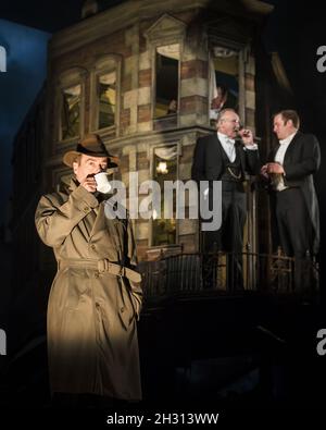 Liam Brennan (Inspector Goole), Clive Francis (Mr Birling) und Matthew Douglas (Gerald Croft) auf der Bühne während einer Generalprobe für Inspector Calls unter der Leitung von Stephen Daldry im Playhouse Theatre, London. Bilddatum: Freitag, 4. November 2016. Bildnachweis sollte lauten: DavidJensen/EMPICS Entertainment. Stockfoto