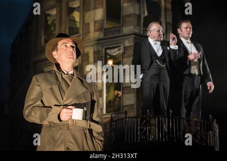 Liam Brennan (Inspector Goole), Clive Francis (Mr Birling) und Matthew Douglas (Gerald Croft) auf der Bühne während einer Generalprobe für Inspector Calls unter der Leitung von Stephen Daldry im Playhouse Theatre, London. Bilddatum: Freitag, 4. November 2016. Bildnachweis sollte lauten: DavidJensen/EMPICS Entertainment. Stockfoto