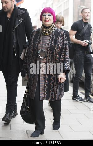 Zandra Rhodes kommt bei der Jasper Conran Show während der London Fashion Week Herbst/Winter 2017 in London an. Bilddatum: Samstag, 18. Februar 2017. Bildnachweis sollte lauten: DavidJensen/EMPICS Entertainment Stockfoto