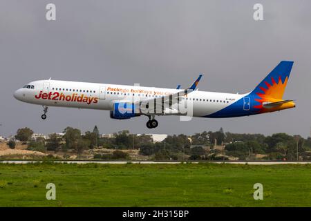 Jet2 Holidays Airbus A321-211 (REG: G-HLYF) ersetzt die gängigsten A320-Flüge von Manchester, Großbritannien. Stockfoto