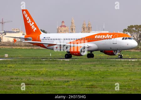 EasyJet Airline Airbus A320-214 (REG: G-EZTB) Rücklaufbahn 31 zum Start. Stockfoto