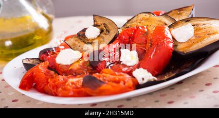 Gegrilltes Gemüse auf dem Tisch Stockfoto