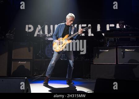 Paul Weller tritt auf der Bühne für die jährliche Konzertreihe des Teenage Cancer Trust in der Royal Albert Hall in London auf. Bilddatum: Freitag, 31. März 2017. Bildnachweis sollte lauten: â© PA/PAWire/PressAssociation Stockfoto