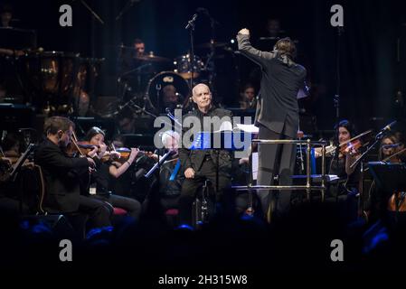 Neil Tennant von den Pet Shop Boys tritt mit dem London Philharmonic Orchestra für die jährliche Konzertreihe des Teenage Cancer Trust in der Royal Albert Hall in London auf. Bilddatum: Sonntag, 2. April 2017. Bildnachweis sollte lauten: â© DavidJensen/EMPICS Entertainment Stockfoto