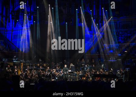 Neil Tennant von den Pet Shop Boys tritt mit dem London Philharmonic Orchestra für die jährliche Konzertreihe des Teenage Cancer Trust in der Royal Albert Hall in London auf. Bilddatum: Sonntag, 2. April 2017. Bildnachweis sollte lauten: â© DavidJensen/EMPICS Entertainment Stockfoto