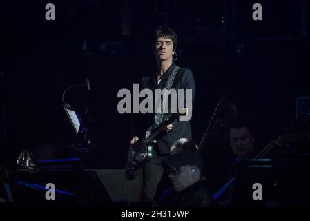 Johnny Mar steht mit den Pet Shop Boys auf der Bühne des London Philharmonic Orchestra für die jährliche Konzertreihe des Teenage Cancer Trust in der Royal Albert Hall in London. Bilddatum: Sonntag, 2. April 2017. Bildnachweis sollte lauten: â© DavidJensen/EMPICS Entertainment Stockfoto