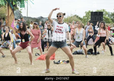 Festivalbesucher nehmen an einem Tanzkurs beim Glastonbury Festival, Worthy Farm, Somerset in Worthy Farm, Somerset Teil Stockfoto