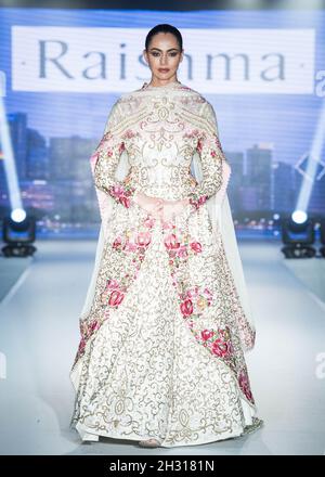 Catwalk Model trägt die von Raishma entworfene Couture während des Modest Fashion Festivals im Grosvenor House Hotel in London. Bilddatum: Samstag, 21. Oktober 2017. Bildnachweis sollte lauten: David Jensen/EMPICS Entertainment Stockfoto