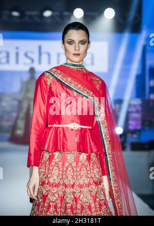 Catwalk Model trägt die von Raishma entworfene Couture während des Modest Fashion Festivals im Grosvenor House Hotel in London. Bilddatum: Samstag, 21. Oktober 2017. Bildnachweis sollte lauten: David Jensen/EMPICS Entertainment Stockfoto