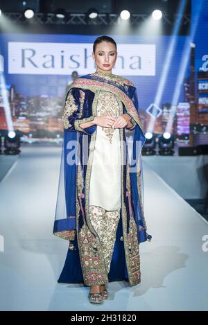 Catwalk Model trägt die von Raishma entworfene Couture während des Modest Fashion Festivals im Grosvenor House Hotel in London. Bilddatum: Samstag, 21. Oktober 2017. Bildnachweis sollte lauten: David Jensen/EMPICS Entertainment Stockfoto