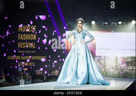 Das Catwalk Model trägt die von Hengki Kawilarang entworfene Couture während des Modest Fashion Festivals im Grosvenor House Hotel in London. Bilddatum: Samstag, 21. Oktober 2017. Bildnachweis sollte lauten: David Jensen/EMPICS Entertainment Stockfoto