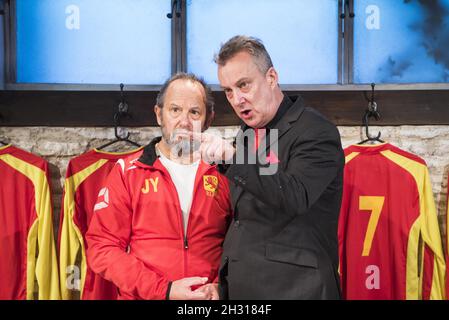 John Bowler und Stephen Tompkinson auf der Bühne während der Red Lion Fotowand in den Trafalgar Studios, London. Bilddatum: Mittwoch, 1. November 2017. Bildnachweis sollte lauten: David Jensen/EMPICS Entertainment Stockfoto