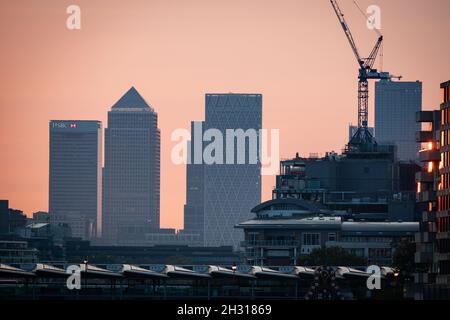 Datei-Foto vom 14/09/20 von frühmorgendlichen Licht Baden die Wolkenkratzer von Canary Wharf in Ost-London. Die Dividenden der Aktionäre, die an Investoren gezahlt wurden, stiegen in diesem Jahr an, als Unternehmen während der Pandemie Geld verteilten, so neue Daten. Ausgabedatum: Montag, 25. Oktober 2021. Stockfoto